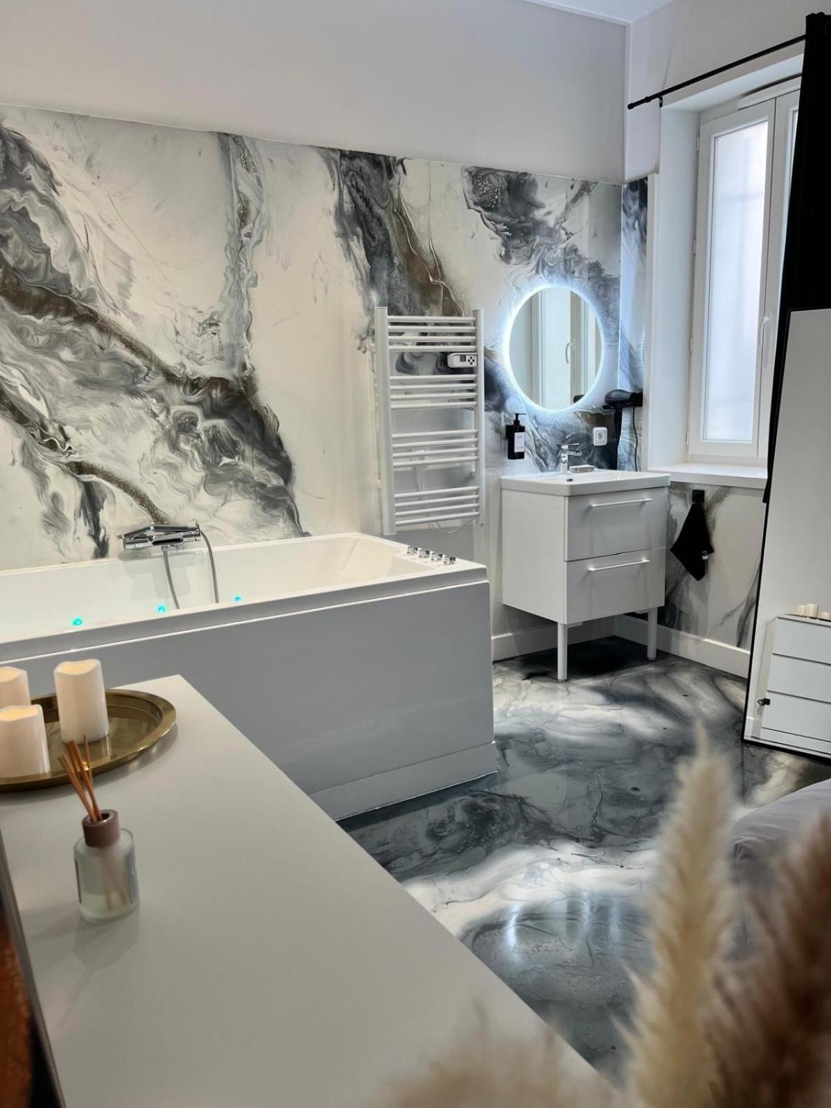 Apartment Jacuzzi - Jardin - Dans Le Centre - T2 *
